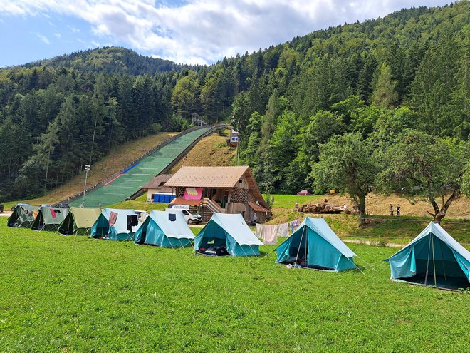 Kamp so postavili pod skakalnico na Ljubnem, kjer so očistili tudi okolico. FOTO: Špela Kuralt/Delo