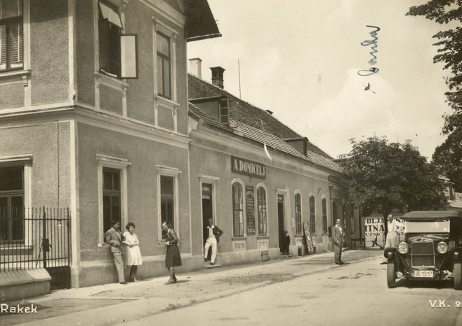 Sebenikarjeva hiša na Rakeku, z znano restavracijo, ki jo je vodila Matilda Sebenikar. Sem je kot mladenič prihajal, k stricu Lovru in teti Matildi, Rudolf Maister. Leta 1904 je postala last Maksa Domicelja, ki se je na Rakek preselil iz Zagorja pri Pivki.