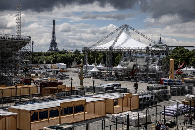 Place de la Concorde je še pred tedni izgledal kot gradbišče, danes je že v polni 'bojni pripravljenosti' na OI. Foto Olympia De Maismont/AFP