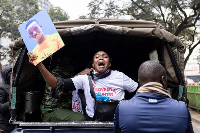 Sorodnica Evansa Kiratuja drži njegovo sliko med njeno aretacijo na protestnem pohodu do parlamenta na prvi mesec obletnice streljanja 25. junija med demonstracijami proti vladnim predlogom za povišanje davkov v Nairobiju. Aktivisti, ki so jih vodili mladi Kenijci generacije Z, so prejšnji mesec začeli mirna zborovanja proti visokim povišanjem davkov, ki pa so se sprevrgla v smrtonosno nasilje in se nato prelevila v širšo jezo proti vladi predsednikTOPSHOT - US' Simone Biles takes part in an artistic gymnastics training session at the Bercy Arena in Paris on July 25, 2024, ahead of the Paris 2024 Olympic Games. (Photo by Loic VENANCE/AFP) Foto Loic Venance Afpa Williama Ruta. Foto: Patrick Meinhardt/Afp