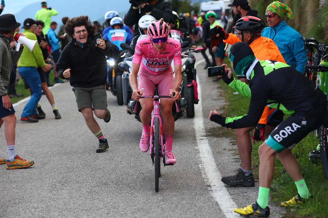Dvajseta etapa letošnje dirke po Italiji, ko je Tadej Pogačar ob poti zelo osrečil dečka iz Italije. FOTO: Luca Bettini/AFP