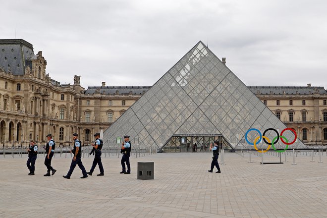Tudi muzej Louvre je olimpijsko obarvan. FOTO: Eloisa Lopez/ Reuters