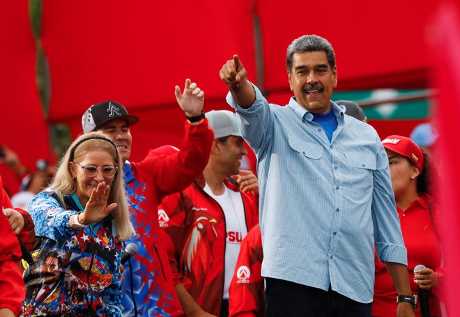 Jutri bodo na odločilnih predsedniških volitvah Venezuelci odločali o Maduru ali njegovih nasprotnikih. FOTO: Fausto Torrealba/Reuters