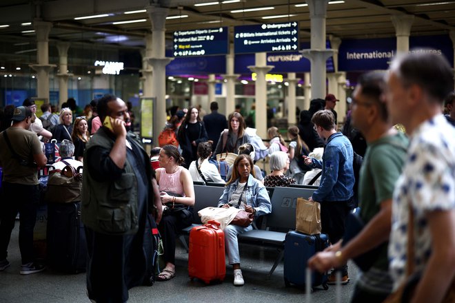 Zaradi napada na omrežje hitrih vlakov v Parizu je na tisoče potnikov čakalo na vlak tudi v Londonu. FOTO: Henry Nicholls/AFP