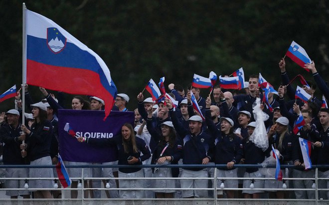 Slovenski športniki so veselo zapluli po Seni, tudi dež jim ni prišel do živega. FOTO: Aleksandra Szmigiel/ Reuters