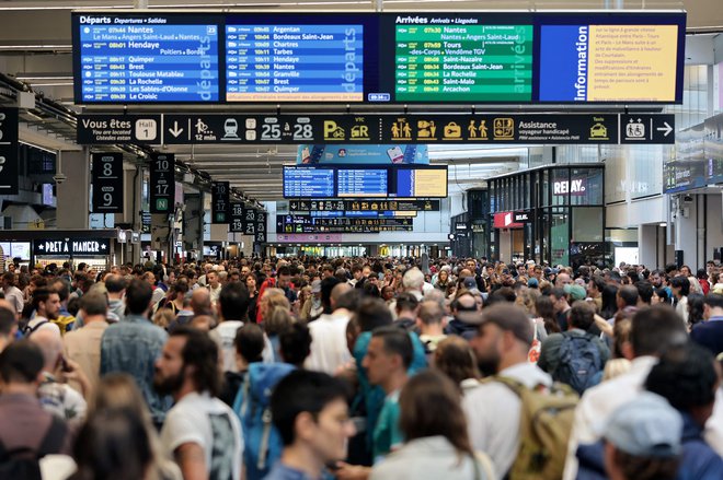 Zaradi napadov je bilo odpovedanih več prihodov in odhodov vlakov. FOTO: Thibaud Moritz/Afp