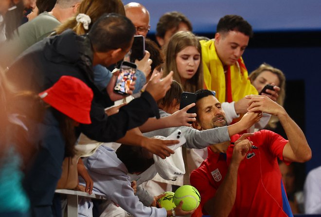 Novak Đoković je hitro zmagal in nato poziral za selfije. FOTO: Edgar Su/Reuters