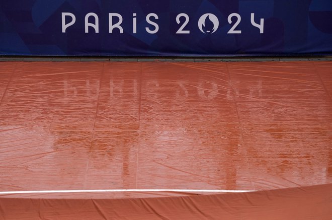 Dež in posledično luže v Roland-Garrosu so jo zagodle tudi teniškim tekmovanjem. FOTO: Aleksandra Szmigiel/Reuters