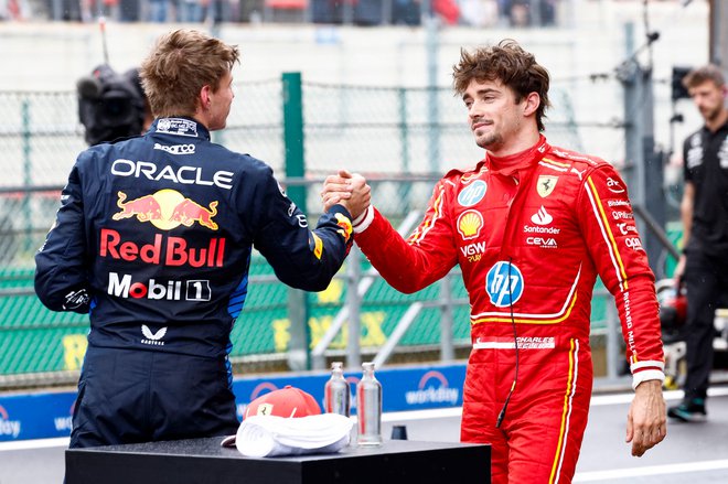 Max Verstappen je Charlesu Leclercu čestital za prvi štartni položaj za VN Belgije. FOTO: Simon Wohlfahrt/AFP