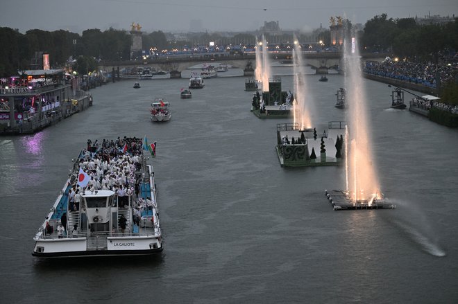Po močnem dežeju je reka Sena preveč onesnažena za izvedbo plavalnega treninga triatloncev. FOTO: Hu Huhu Via/Reuters