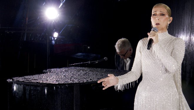 Celine Dion pravi, da se počuti počaščeno, da je bila del dogodka, njenega prvega nastopa na odru po letu 2020 FOTO: Olympic Broadcasting Services Via Reuters