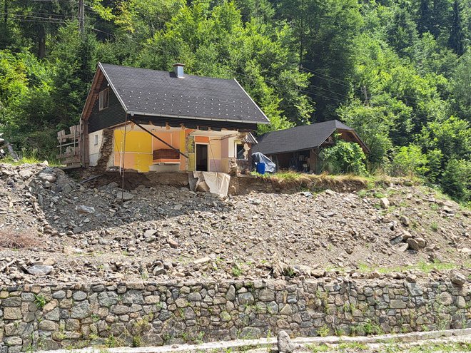V Rastkah so posledice lanske ujme še zelo vidne (fotografija je nastala včeraj), hiška, ki jo je polovico odnesla Ljubnica, še stoji. FOTO: Špela Kuralt/Delo