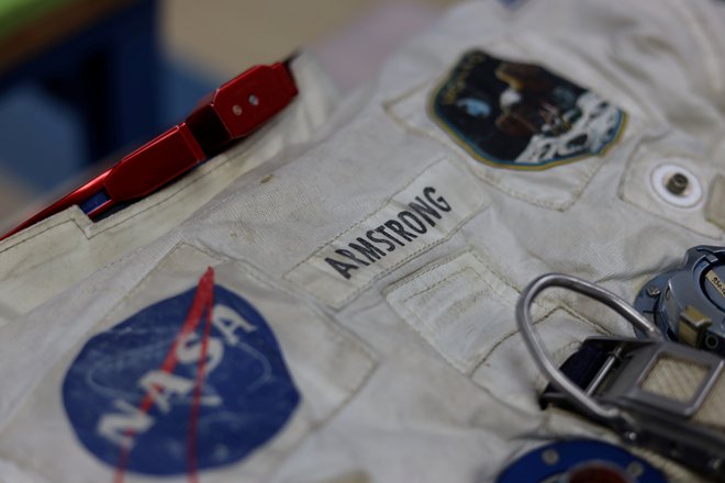 Obleka, ki jo je nosil Armstrong, ko je stopil na Luno. FOTO: Kevin Fogarty/Reuters