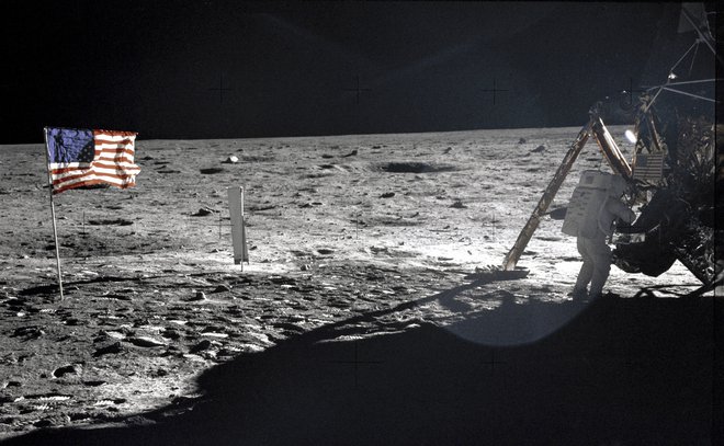 Majhen korak za človeka, a velik za človeštvo: sestop Neila Armstronga iz lunarnega modula, prvega človeka na Luni. FOTO: Reuters