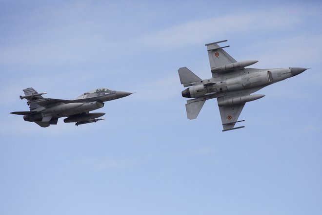 Ukrajina v bližnji prihodnosti pričakuje prve pošiljke ameriških lovskih letal F-16.

FOTO: Reuters
