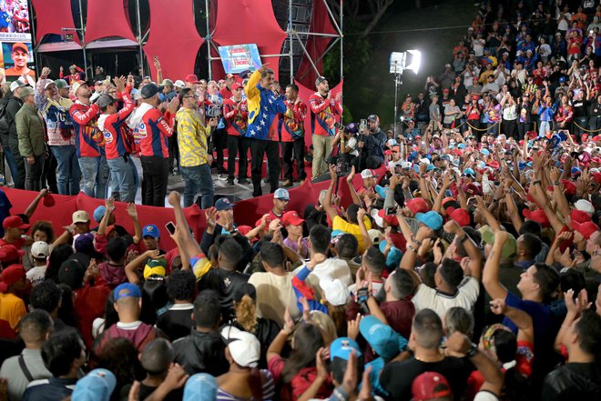 Madurov politični režim je po mnenju opazovalcev poln spornih zgodb. FOTO: Yuri Cortez/AFP