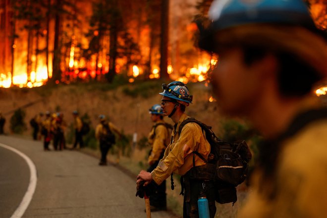 S požarom se bori več kot 4000 gasilcev, ki jim je za zdaj uspelo delno omejiti požar. FOTO: Fred Greaves/Reuters