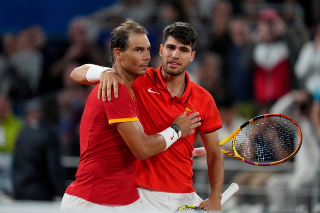 Carlos Alcaraz (desno) in Rafael Nadal FOTO: Aleksandra Szmigiel/Reuters