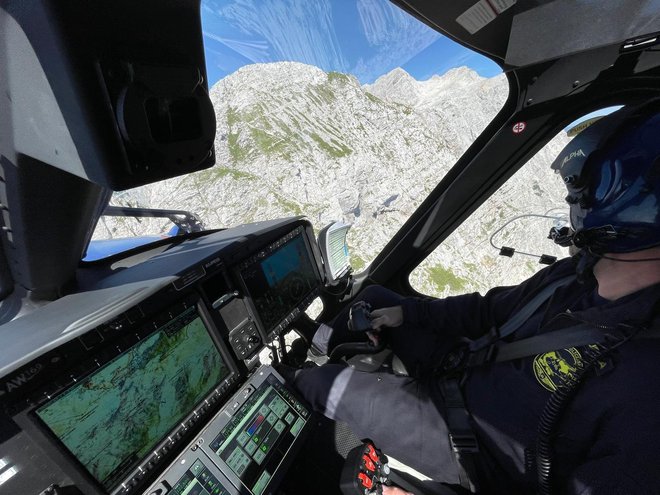V letošnji poletni sezoni je policijski helikopter v gore in na druge težko dostopne terene poletel že oseminsedemdesetkrat. FOTO: Letalska policijska enota