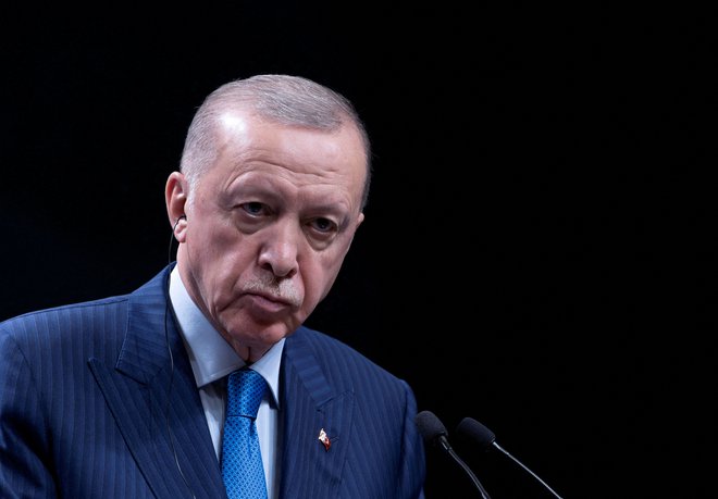 »Tako kot smo vkorakali v Gorski Karabah in v Libijo, bomo podobno storili tudi njim,« je na zborovanju svoje stranke dejal Erdoğan. FOTO: Umit Bektas/Reuters