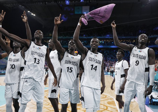 Košarkarji Južnega Sudana so se veselili zgodovinske prve zmage na olimpijskih igrah. FOTO: Evelyn Hockstein/Reuters