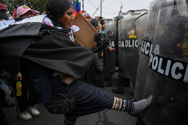 Protestnica se spopada s policijo med demonstracijami proti vladi perujske predsednice Dine Boluarte pred sodno palačo v Limi. Foto: Ernesto Benavides/Afp