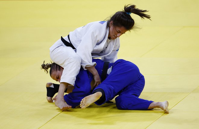 Kaja Kajzer (v modrem) je že končala svoj nastop na olimpijskih igrah. FOTO: Sarah Meyssonnier/Reuters