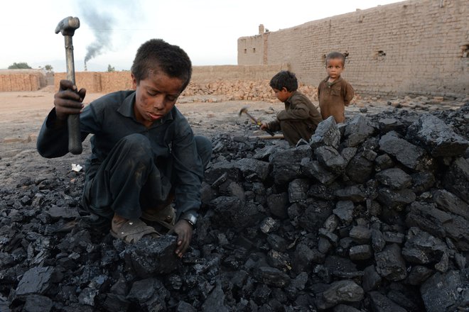 Prisilno delo je ena od pogostejših oblik izkoriščanja otrok, ki so žrtve trgovine z ljudmi.

Foto Noorullah Shirzada/AFP