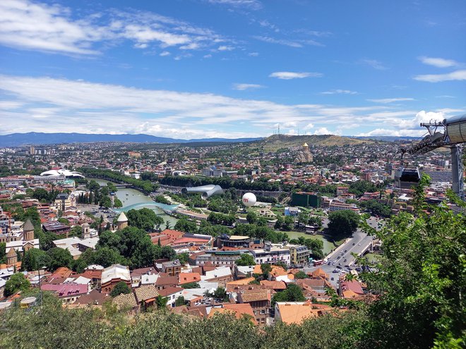 Pogled na Tbilisi z reko Kuro FOTO: Dragan Egelič 