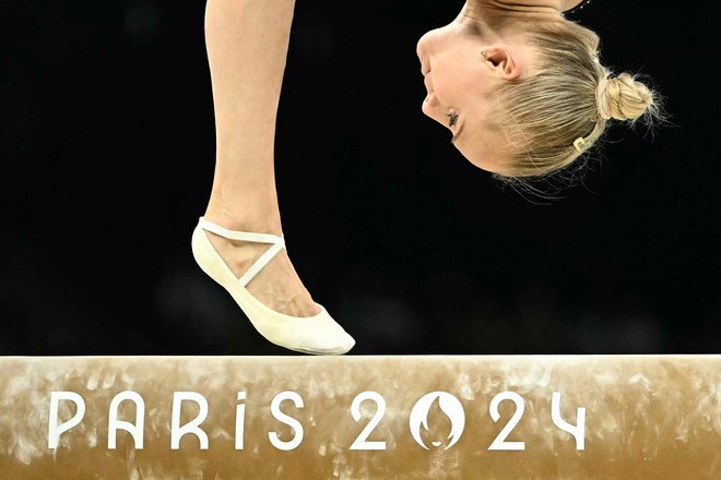 Nizozemska Lieke Wevers tekmuje na bradlji v kvalifikacijah ženske športne gimnastike na olimpijskih igrah v Parizu, ki potekajo v areni Bercy. Foto: Lionel Bonaventure/Afp