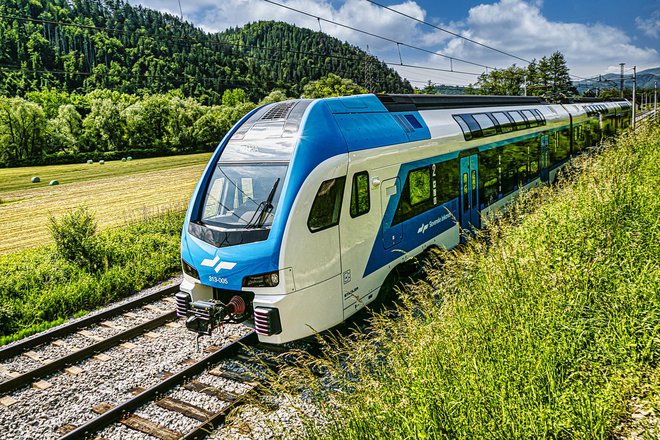 Z novimi vlaki in izboljšano ponudbo povezav postaja železniški promet vedno bolj optimalna izbira potovanja. FOTO: Slovenske železnice