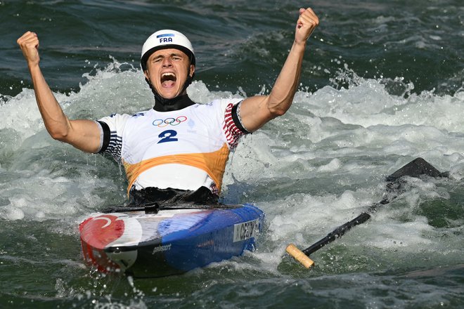 Francoz Nicolas Gestin se je takole veselil osvojitve naslova olimpijskega prvaka. FOTO: Bertrand Guay/AFP