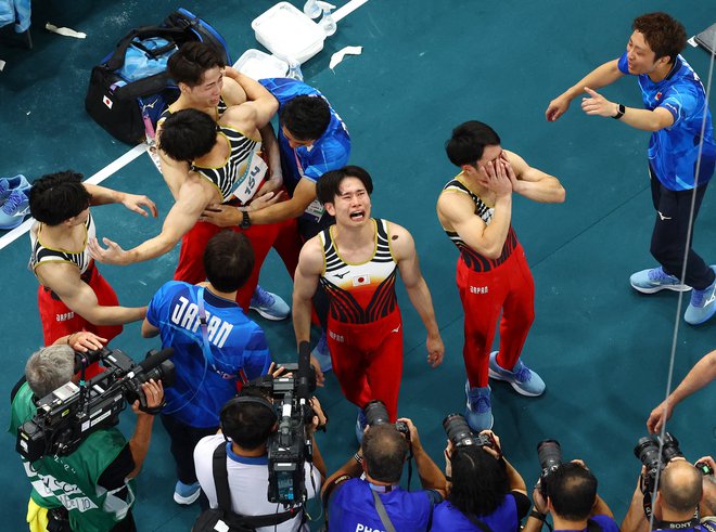 Japonce so premagala čustva. FOTO: Athit Perawongmetha/ Reuters