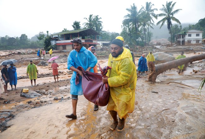 Zemeljski plazovi so na jugu Indije terjali najmanj deset smrtnih žrtev. FOTO:  Stringer/Reuters