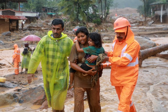 Pred današnjim vnovič napovedanim deževjem reševalci  evakuirajo prebivalce iz območji, kjer bi se plazovi lahko spet sprožili. REUTERS/Stringer Foto Stringer Reuters