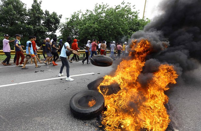 Nekajkrat je tudi zagorelo, med policisti in protestniki pa je bilo več fizičnih spopadov. FOTO: Juan Carlos Hernandez/AFP