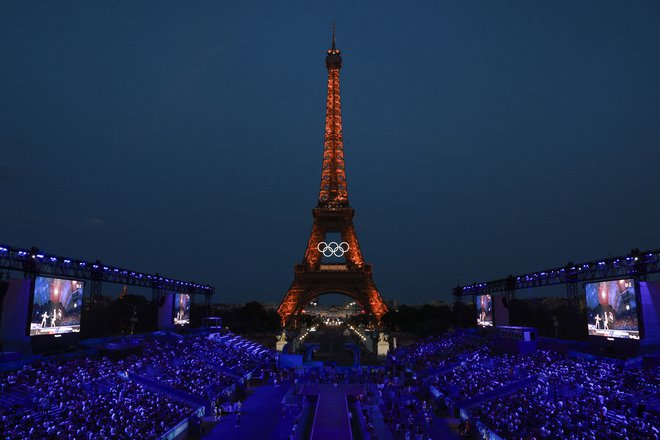Pariška županja Anne Hidalgo upao, da bodo na Eifflovem stolpu za vselej ostali olimpijski krogi. FOTO: Eloisa Lopez/Reuters