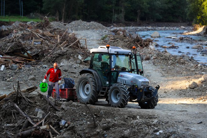 Saniranje posledic poplav v Strugah FOTO: Matej Družnik/Delo