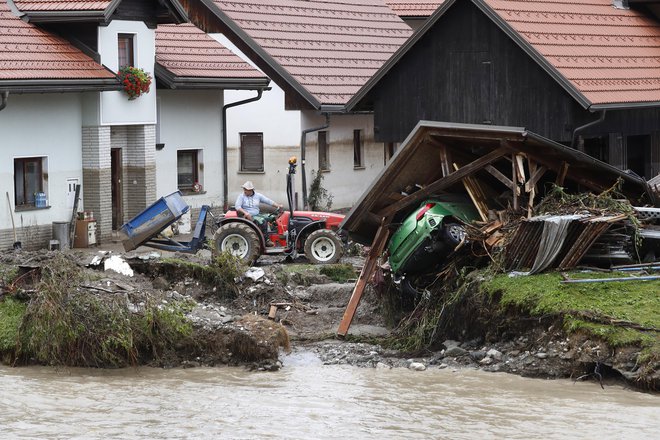 Emilu Kukoviču je podivjana voda pred enim letom na dvorišče vrgla sosedov avtomobil, v hiši pa je segala kar 1,8 metra visoko. FOTO: Leon Vidic/Delo