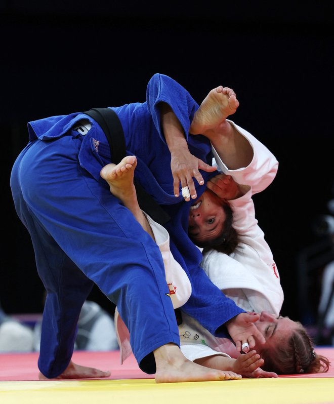 V osmini finala je bila Andreja Leški (desno) boljša od Alžirke Amine Belkadi. FOTO: Kim Kyung-hoon Reuters