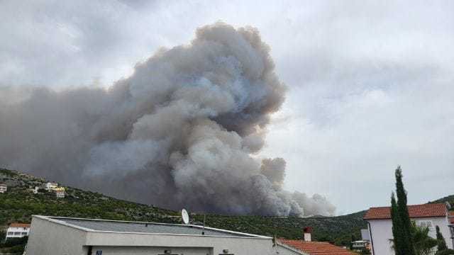 Po informacijah s terena, na katere se sklicuje lokalni portal Šibenski.hr, je ogenj že dosegel območje dveh bližnjih naselij Bratiškovci in Plastovo. Fotografija je simbolična. FOTO: Bralka