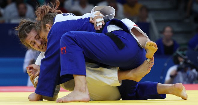 V četrtfinalu je Andreja Leški spravila na hrbet še Kanadčanko Catherine Beauchemin-Pinard. FOTO: Kim Kyung-hoon/Reuters