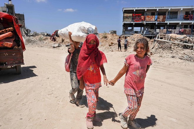 Razseljeni Palestinci se vračajo v Han Junis po poročilih, da se je izraelska vojska umaknila. FOTO: Bashar Taleb/AFP