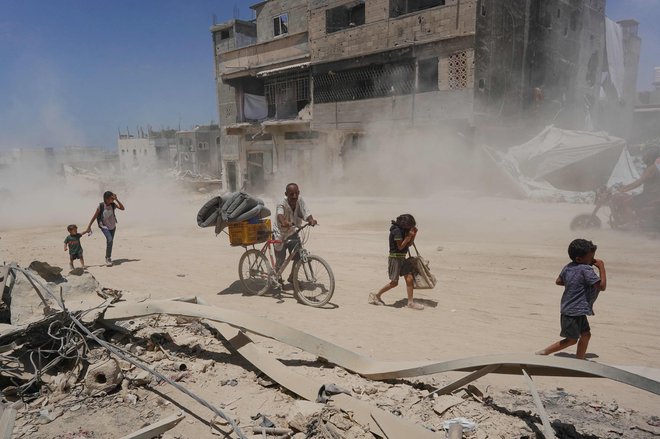 Po novem napadu so ruševine menda bolj varne. FOTO: Bashar Taleb/AFP
