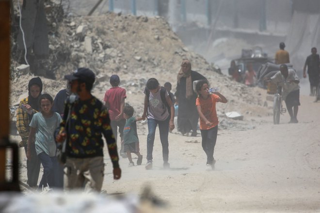 Ljudje v palestinski enklavi ne umirajo le zaradi bomb in raket, ampak tudi, množično, zaradi postranskih učinkov neskončno brutalnega izraelskega obleganja. FOTO: Bashar Taleb/AFP
