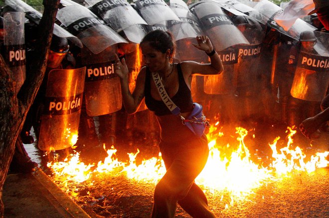 Policisti streljajo na protestnike z gumijastimi naboji in jih mlatijo z gumijevkami. FOTO: Samir Aponte/Reuters