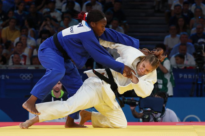 Slovenska šampionka je ugnala tudi francosko zvezdnico Clarisse Agbegnenou (levo). FOTO: Jack Guez/AFP