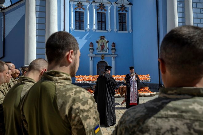 Čeprav zakon ne omenja Ukrajinske pravoslavne cerkve, njegovi zagovorniki ne skrivajo, da je uperjen prav proti tej cerkvi, ki jo obtožujejo povezav z ruskimi napadalci.

FOTO: Thomas Peter Reuters