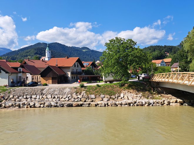 Območje Proda na Ljubnem leto dni po poplavah. Na desni strani je tako imenovani Delov most, ki ga je v solidarnostni akciji po poplavi leta 1990 zgradila časopisna hiša Delo. Most, ki so ga postavili leta 1994, je prestal lansko ujmo, odneslo pa je ograjo, ki je zdaj nova. FOTO: Špela Kuralt/Delo