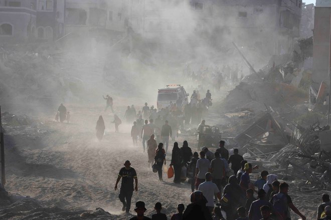 Gre za »ubijanje drugih in uničevanje njihovega življenjskega okolja z epskimi vojaškimi zmogljivostmi, katerih učinka državljani odgovornih držav nikoli ne občutijo«. FOTO: Hatem Khaled/Reuters